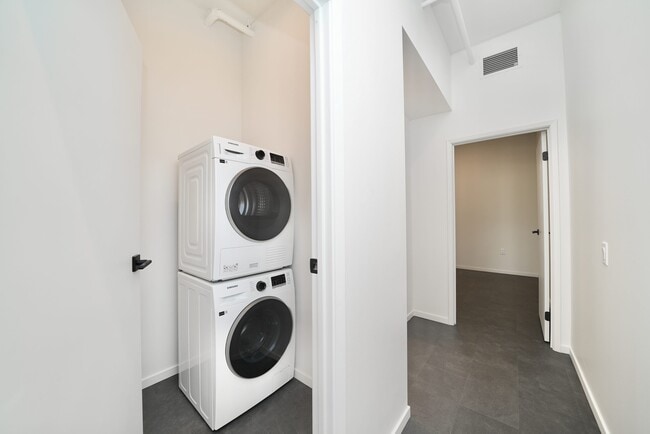 Photo - 127 Bannatyne Av