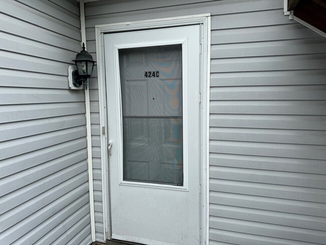 Entry - 426 W Main St Unit C