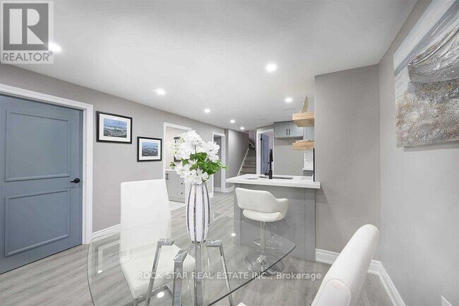 Photo - 919 Brucedale Ave E