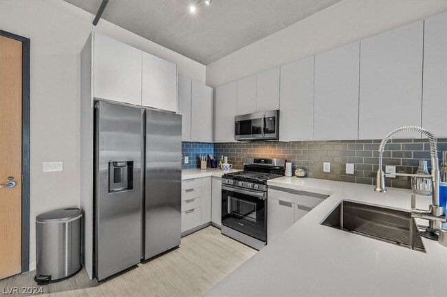 Building Photo - 353 E Bonneville Ave Unit 359
