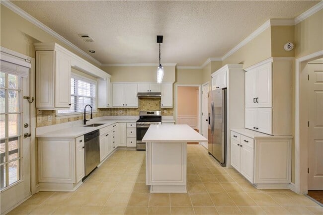 Photo - 1060 Lyndhurst Way