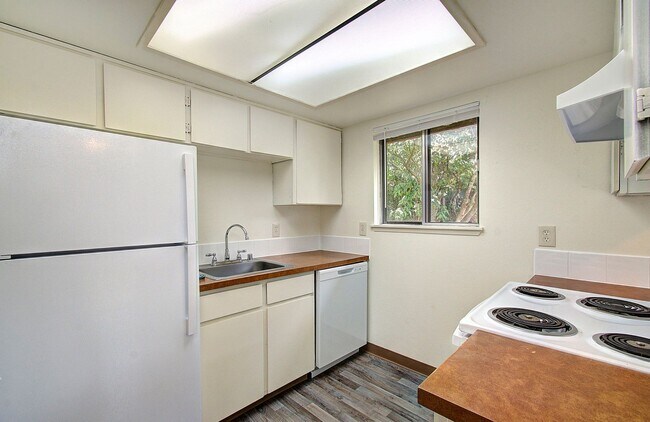 Photo - cap01 - NE 10th Unit 10523 NE 10th St