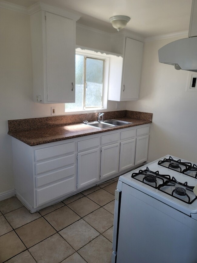 Kitchen - 4327 Maine Ave