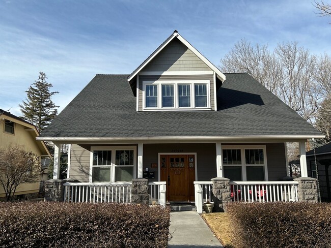 Building Photo - 2 Bedroom / 1.5 Bath Executive Apartment i...