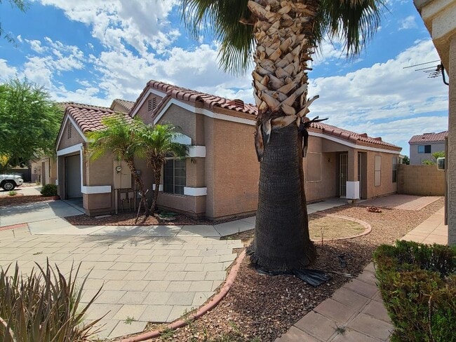 Vista lateral de la entrada - 13009 W Evans Dr