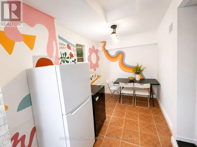 Photo - 866 Bathurst St