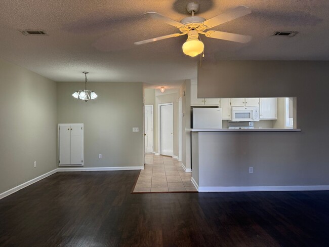 Photo - 111 Woodberry Dr