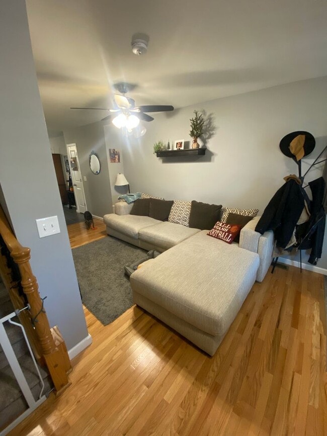 Beautiful Renovated 2 bedroom home with of... - Beautiful Renovated 2 bedroom home with of...
