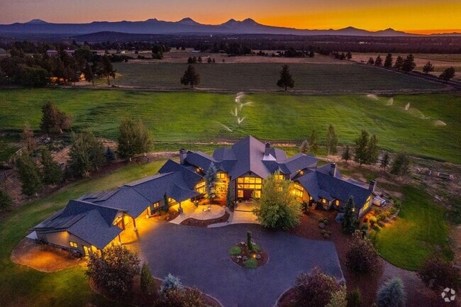 Building Photo - Stunning Tumalo Estate-6 Bed - 7.5 Bath ov... Rental