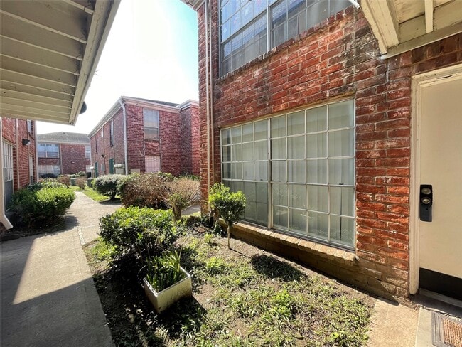 Photo - 9201 Clarewood Dr Unit 58