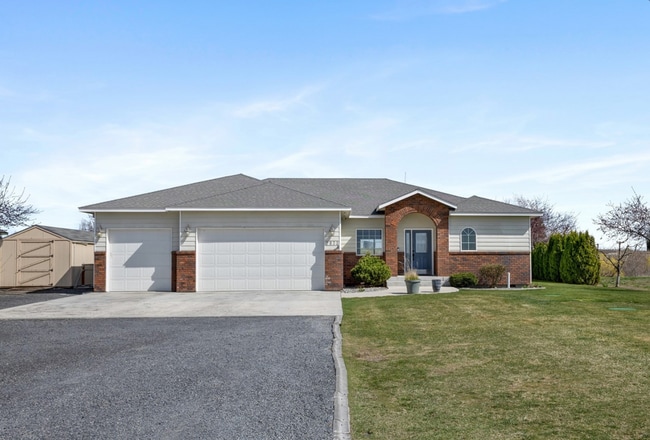 Building Photo - Lakefront Home in Cascade Valley