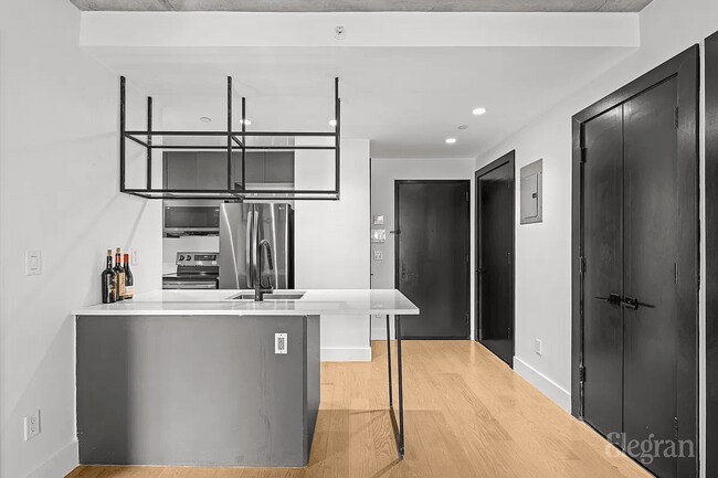 Photo - 458 E 25th St Unidad APT 201