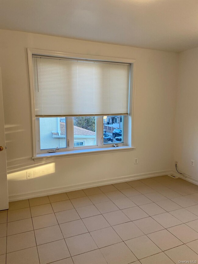 Photo - 31-17 Buell St