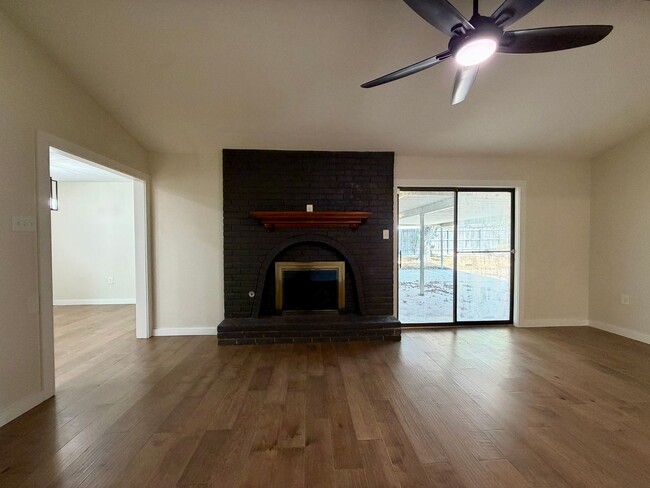 3401 Oakridge Ln