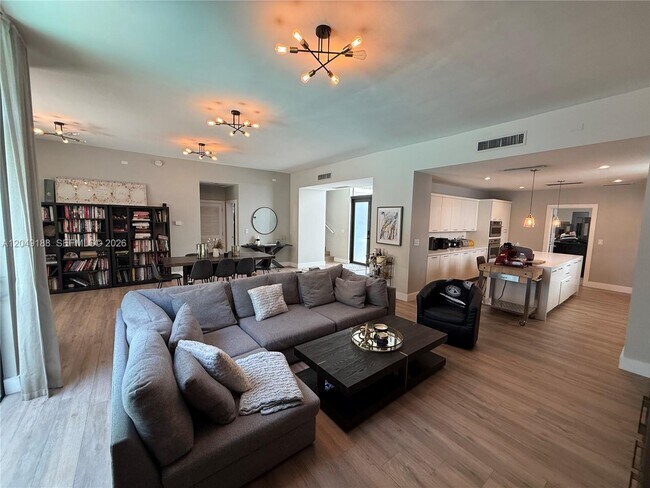 8631 Arboretum Ln