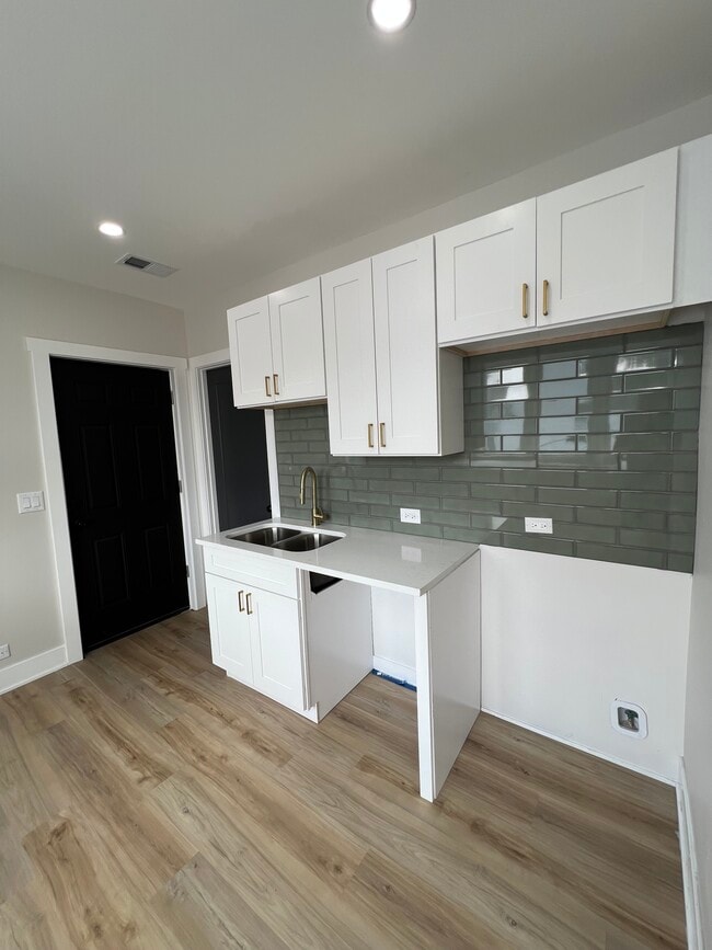 646 W 47th Pl Unidad 3rd Unit