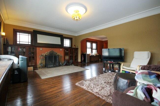 Photo - 1404 University Ave NE