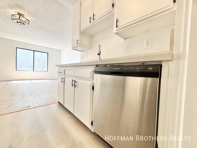 Photo - 11817 Victory Blvd Unidad 107