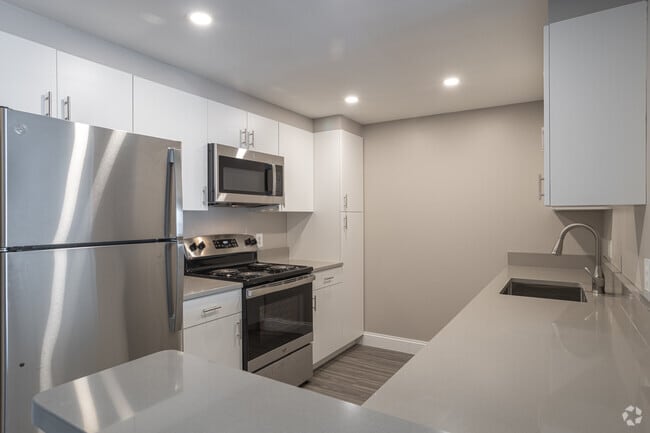 2BR, 2BA, - 1033SF