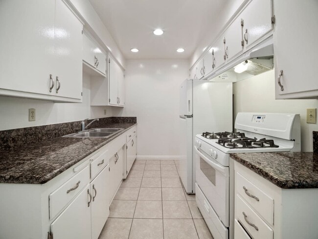 Photo - Oakland Manor