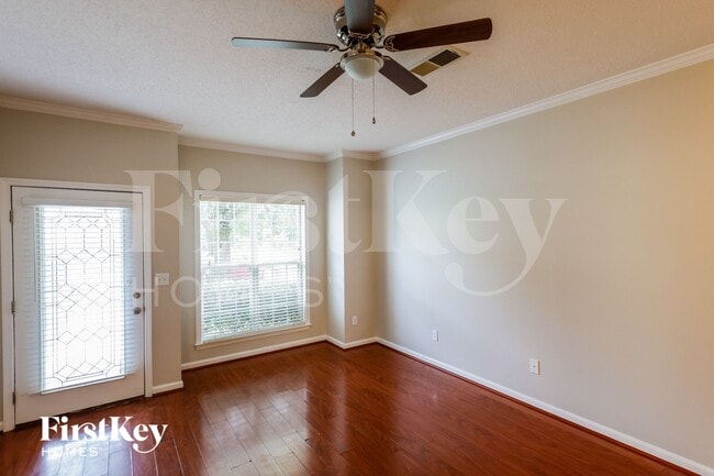 Photo - 140 Warwick Cir