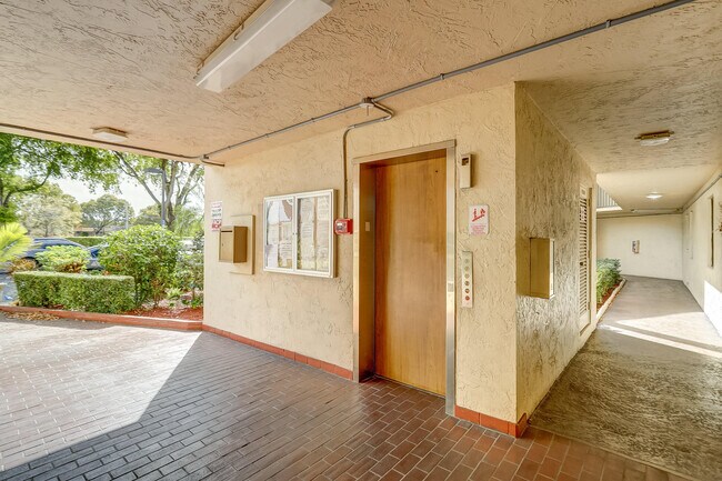 Photo - 6751 N University Dr Unit 302