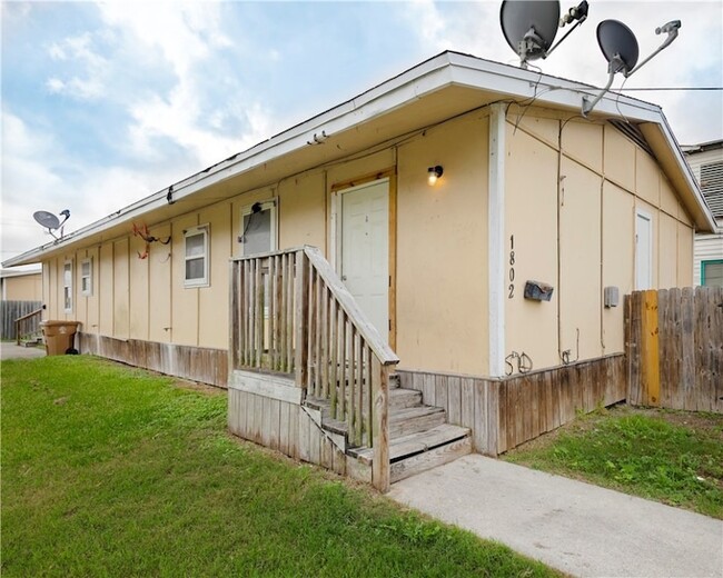 Building Photo - 1802 16th St Unit A Rental