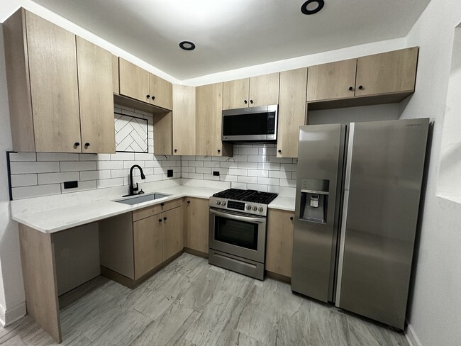 Building Photo - 1911 S Ridgeway Ave Unit 2F