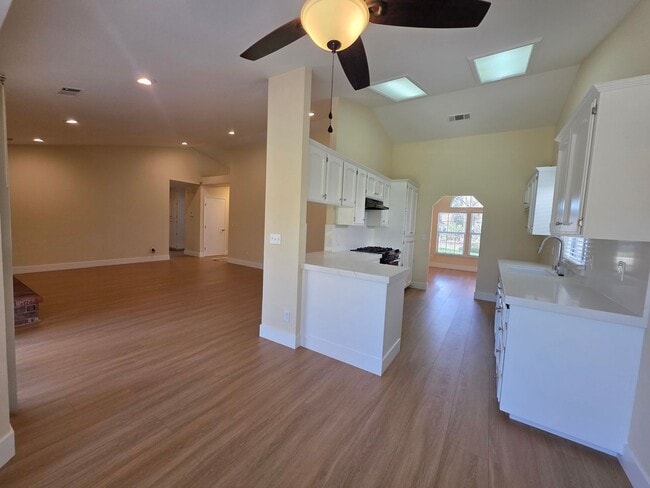 Photo - 444 N Tommy St