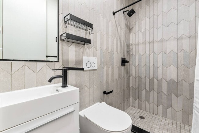Building Photo - 583 Lorimer St Rental