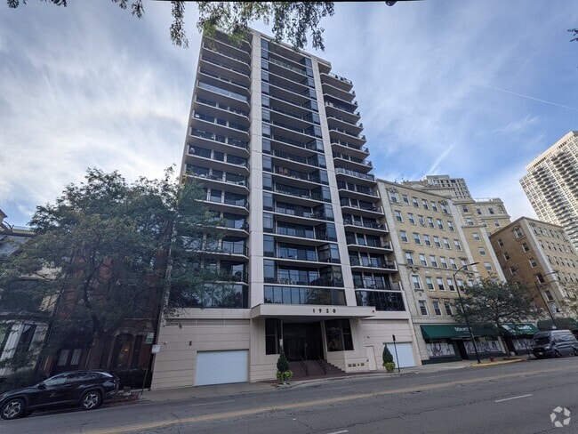 Building Photo - 1920 N Clark St Rental