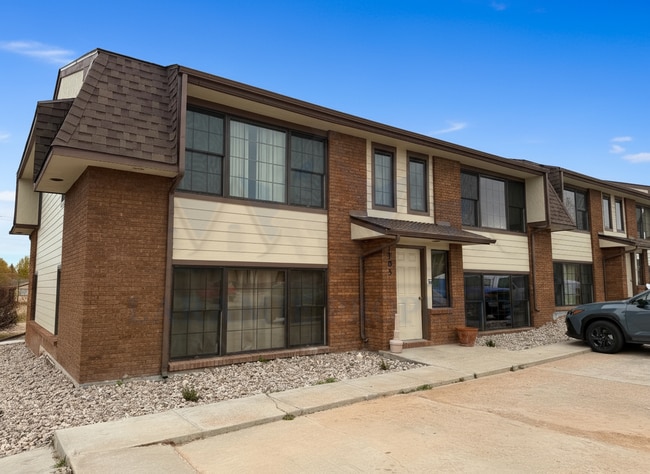 Building Photo - Newly Updated 1-Bedroom with Walk-In Closet - Near UW Bus Lot Unit 1