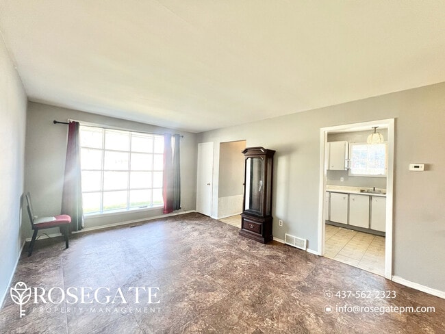 Photo - Bright 2-Bedroom Multiplex Unit with Parking in London! Unit 1