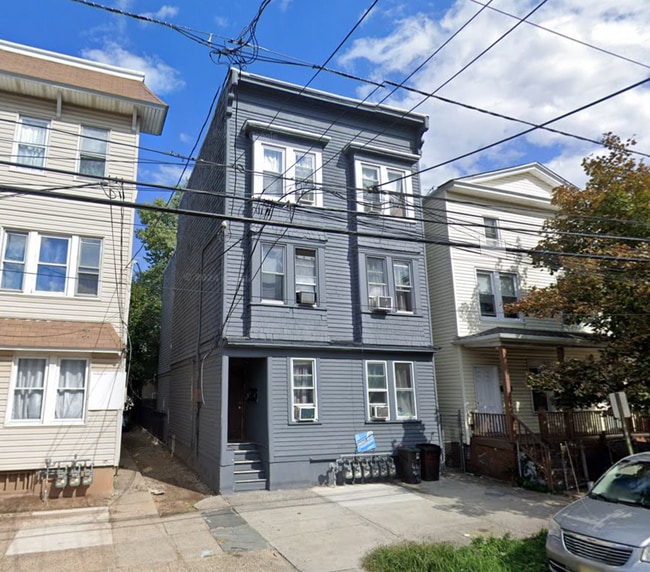 Building Photo - 439 Marshall St Unit 2 Rental
