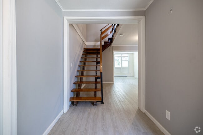 2BR, 1BA - 949SF - Hallway