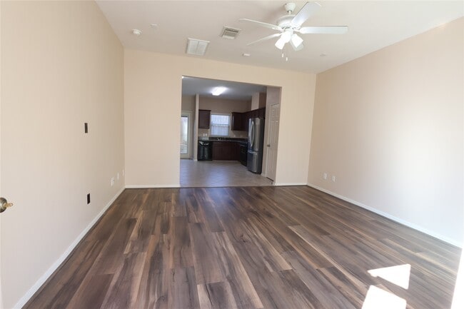 Photo - 2219 Naomi St