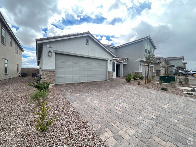 Building Photo - Gorgeous 3 bedroom 2 Bathrooms home is a M...