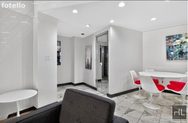 Photo - 210 E 47th St