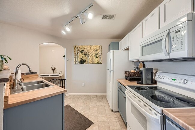 Photo - 1 bed 1 bath w/ near DIA! $500 MOVE IN SPECIAL Unit 305