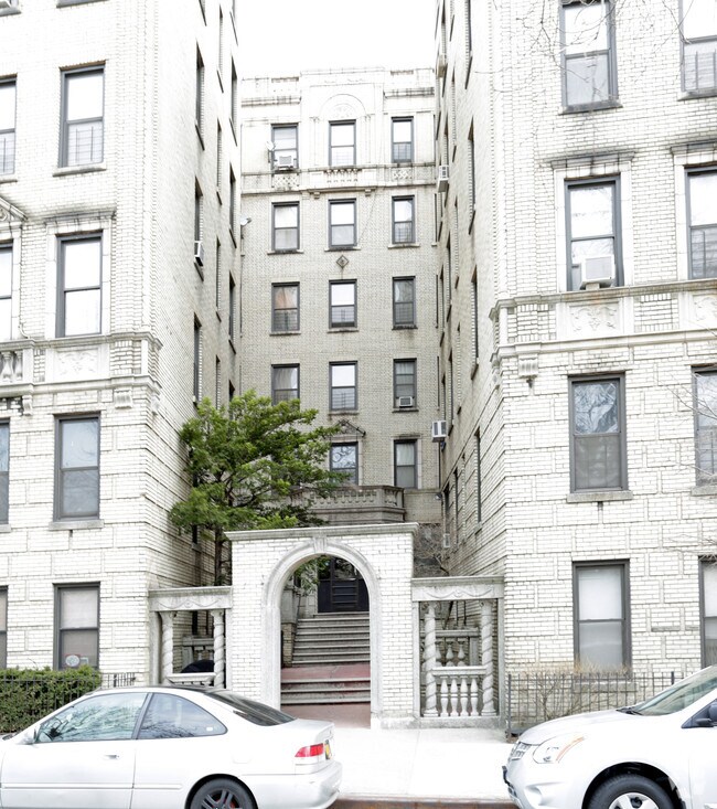 Photo - 155-165 E Mosholu N