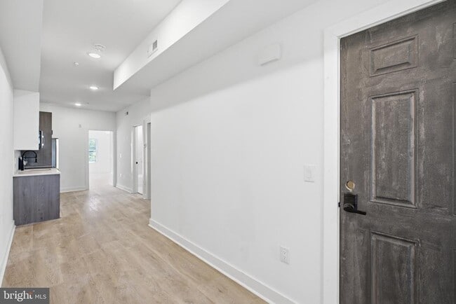 669 N 39th St Unit 2