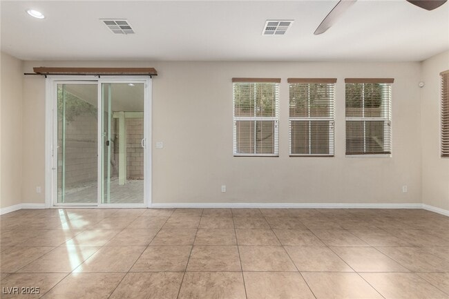 Photo - 945 Spiracle Ave