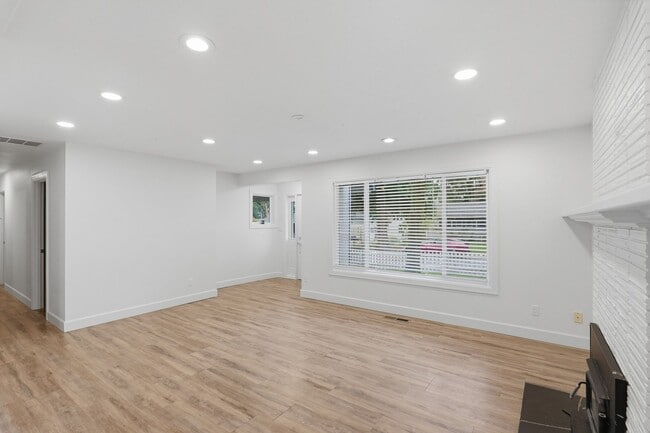 Photo - Updated 3Bed/2Bath w/ Bonus Room Plus Lake...