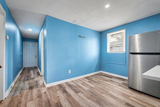 Photo - 250 Vernis Ave