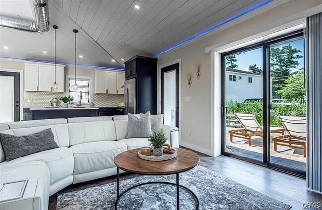 Building Photo - 1014 Main St