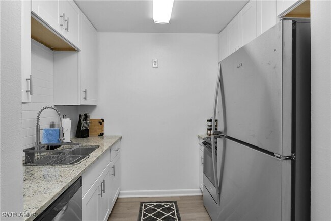 Building Photo - 3225 E Riverside Dr