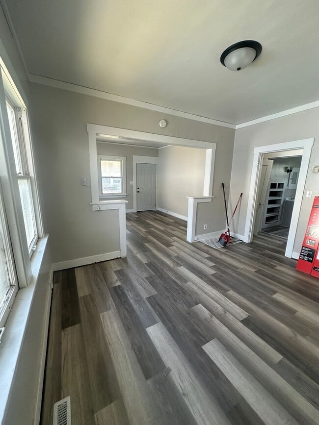 CENTRALLY LOCATED 2 BEDROOM - CENTRALLY LOCATED 2 BEDROOM House