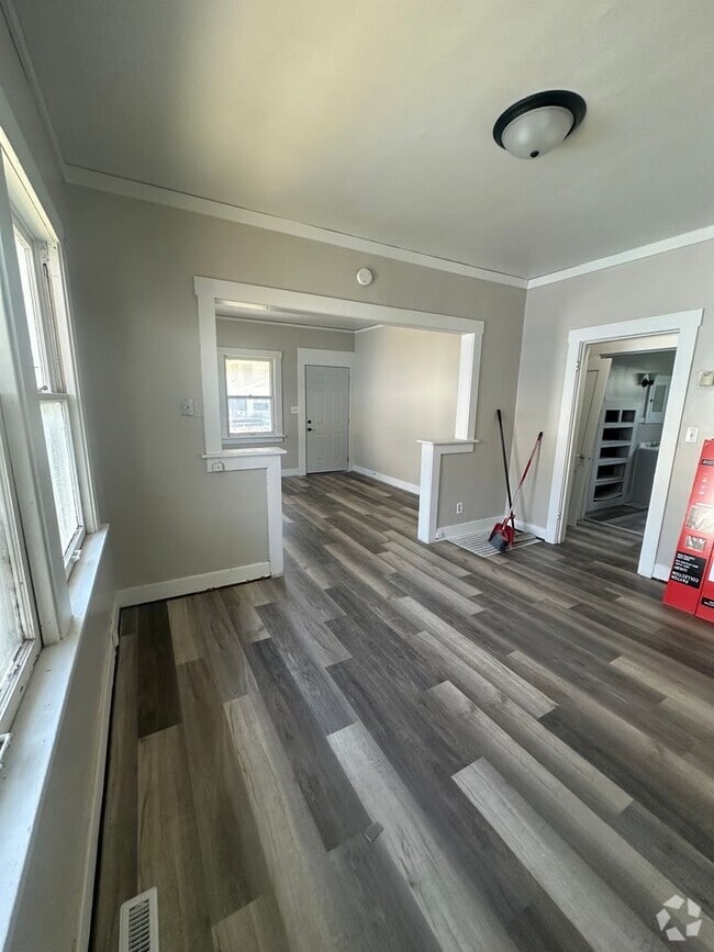 Building Photo - CENTRALLY LOCATED 2 BEDROOM Rental