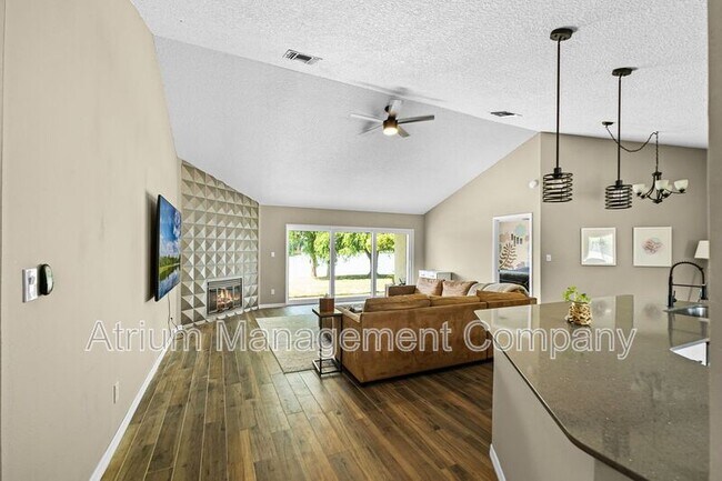 Photo - 485 Lakeshore Dr