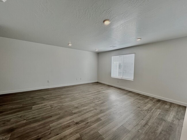 Photo - 317 W 2050 N
